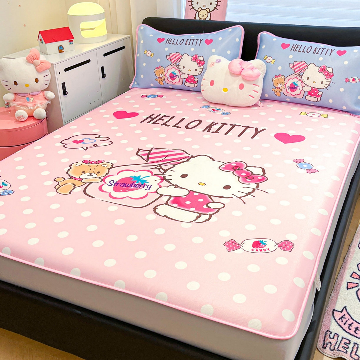 91家纺网 家纺一手货源 找家纺 暮思家居 2026新款正版授权A类大版数码印花三丽鸥1200D冰丝凉席可组合仿锦氨夏被 床笠款-草莓KT