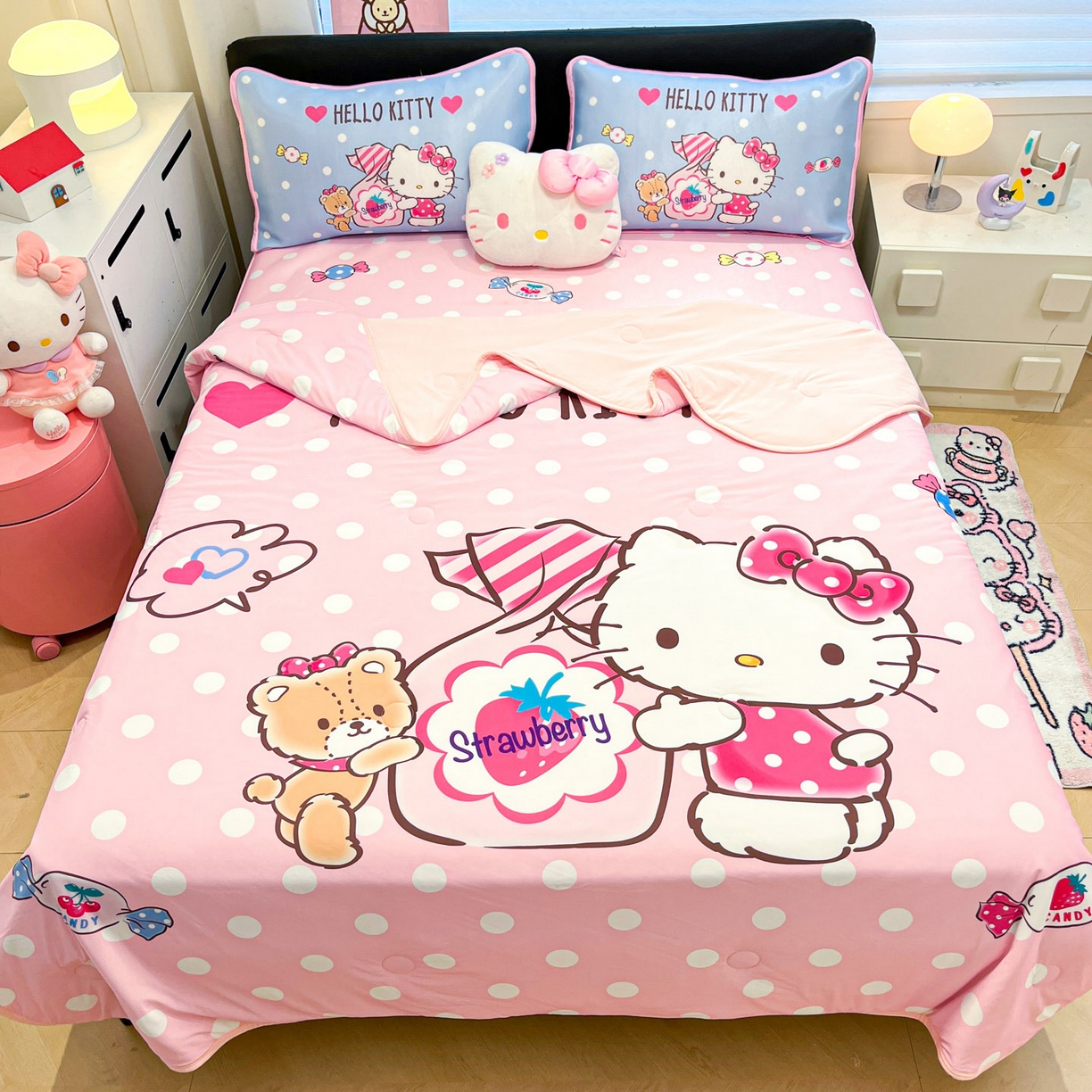 91家纺网 家纺一手货源 找家纺 暮思家居 2026新款正版授权A类大版数码印花三丽鸥1200D冰丝凉席可组合仿锦氨夏被 床笠款-草莓KT