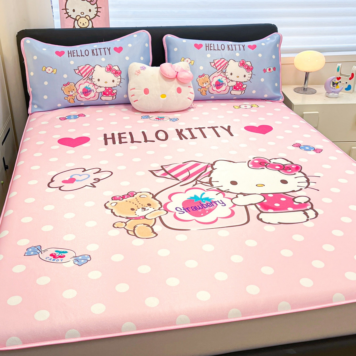 91家纺网 家纺一手货源 找家纺 暮思家居 2026新款正版授权A类大版数码印花三丽鸥1200D冰丝凉席可组合仿锦氨夏被 床笠款-草莓KT