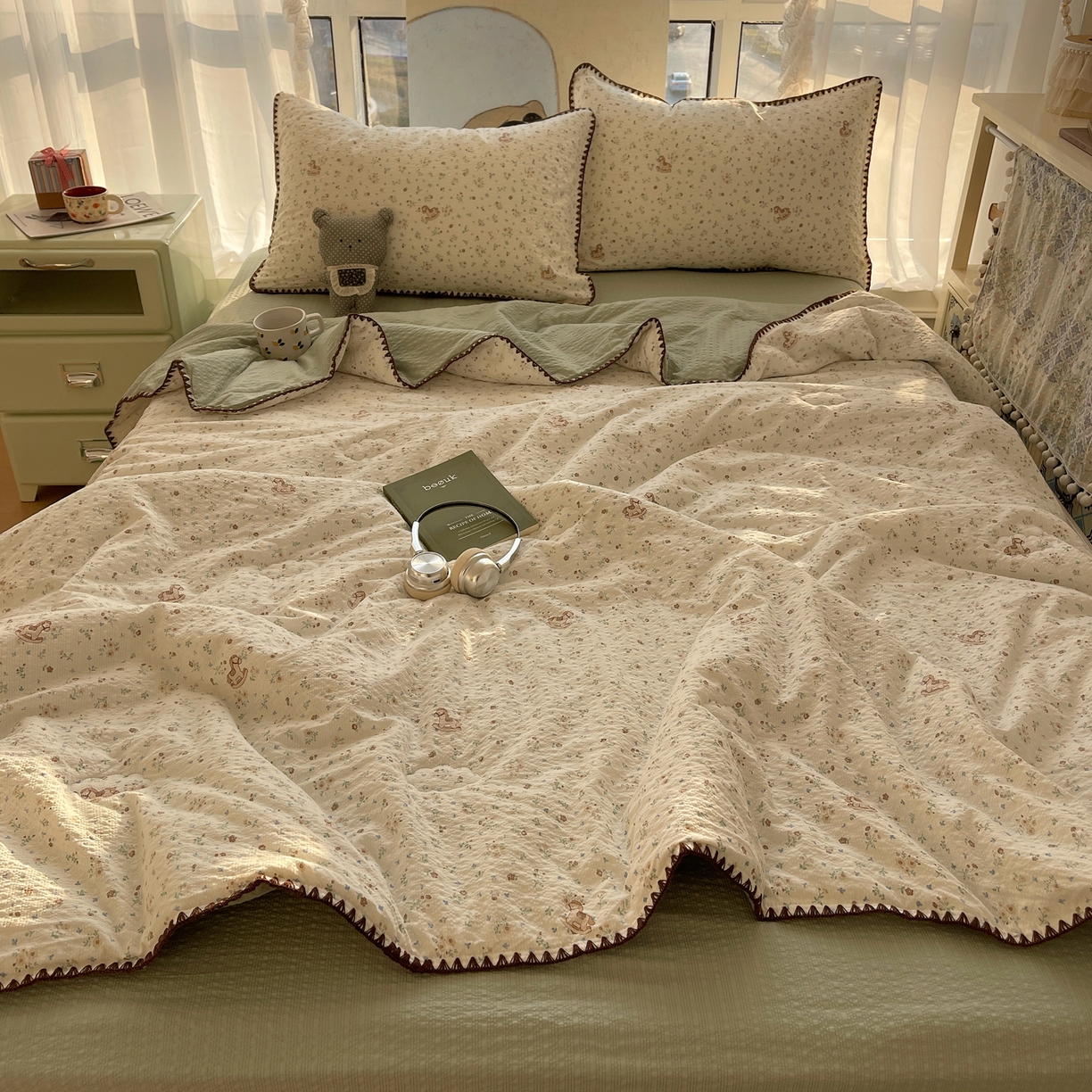 91家纺网 家纺一手货源 找家纺 贝扬思家纺 2026新款泡芙纱贝壳边夏被套件-欧包系列（今天也只做被快乐包裹的小朋友） 欧包-木马小花团