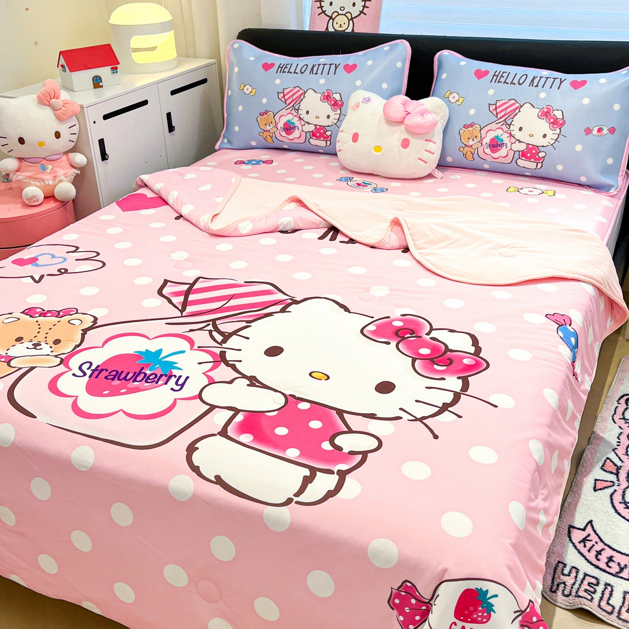 91家纺网 家纺一手货源 找家纺 暮思家居 2026新款正版授权A类大版数码印花三丽鸥1200D冰丝凉席可组合仿锦氨夏被 床笠款-草莓KT