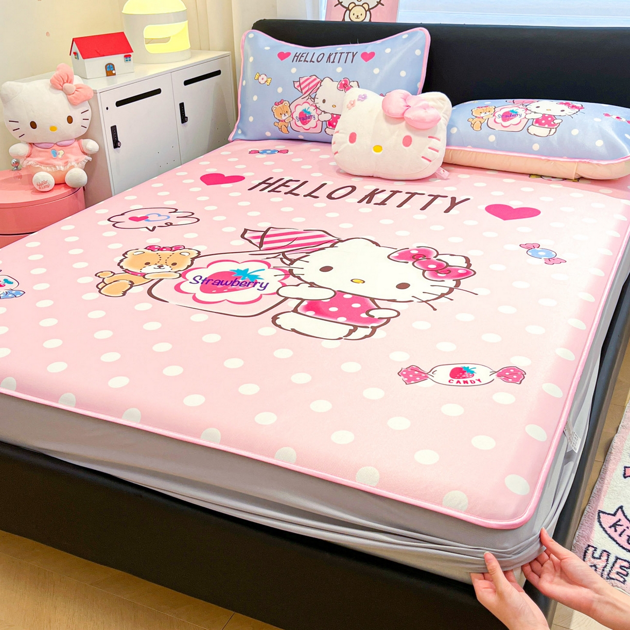 91家纺网 家纺一手货源 找家纺 暮思家居 2026新款正版授权A类大版数码印花三丽鸥1200D冰丝凉席可组合仿锦氨夏被 床笠款-草莓KT