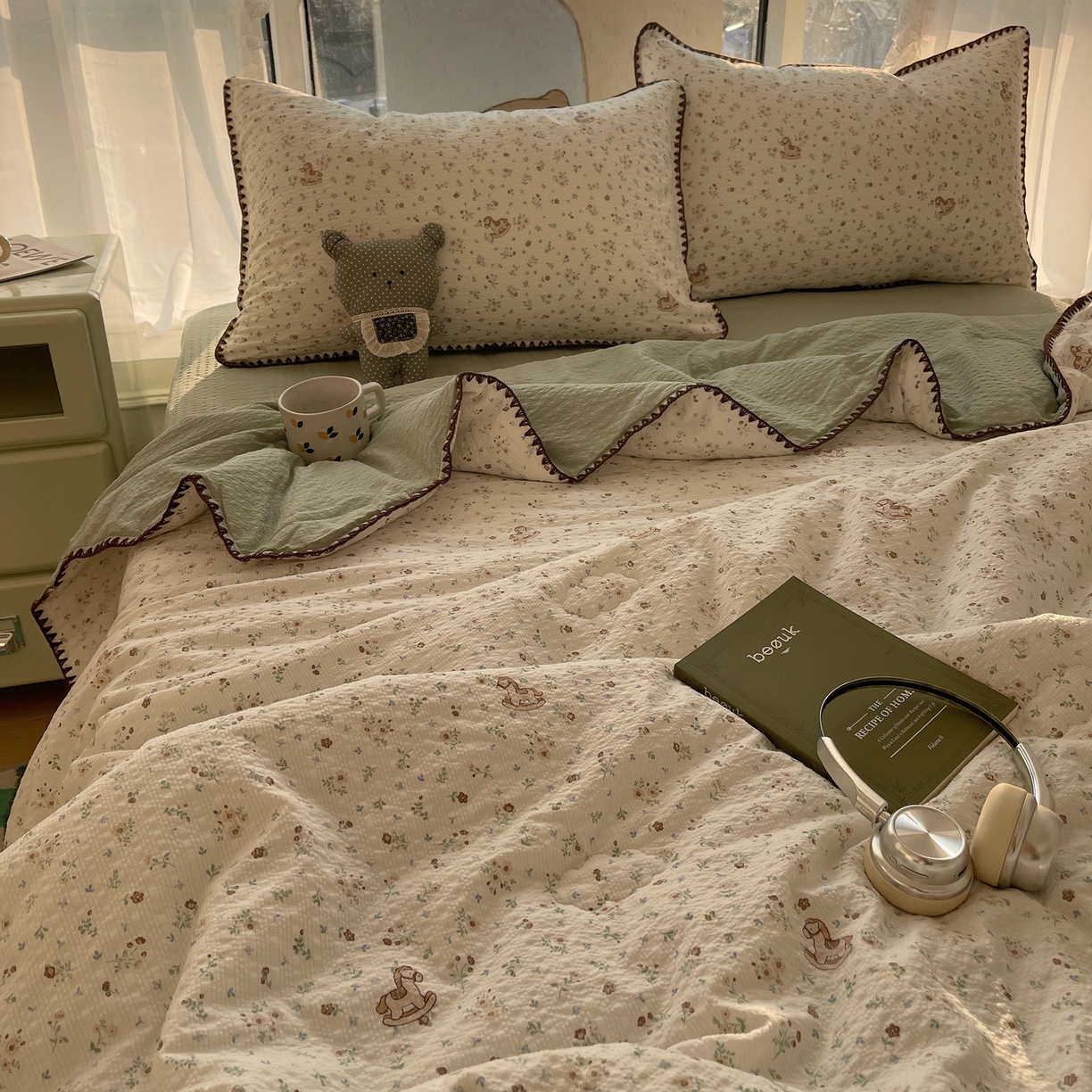 91家纺网 家纺一手货源 找家纺 贝扬思家纺 2026新款泡芙纱贝壳边夏被套件-欧包系列（今天也只做被快乐包裹的小朋友） 欧包-木马小花团