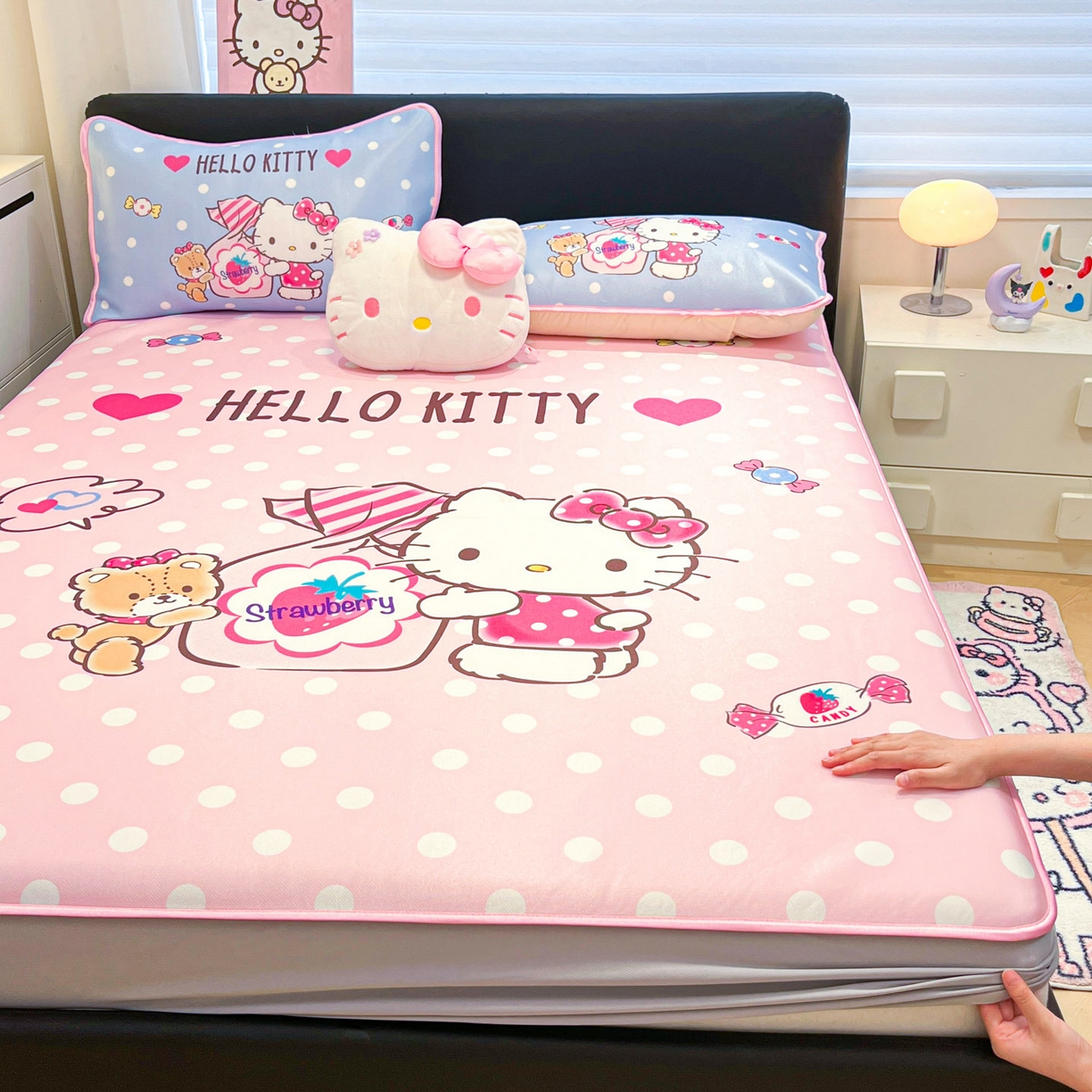 91家纺网 家纺一手货源 找家纺 暮思家居 2026新款正版授权A类大版数码印花三丽鸥1200D冰丝凉席可组合仿锦氨夏被 床笠款-草莓KT