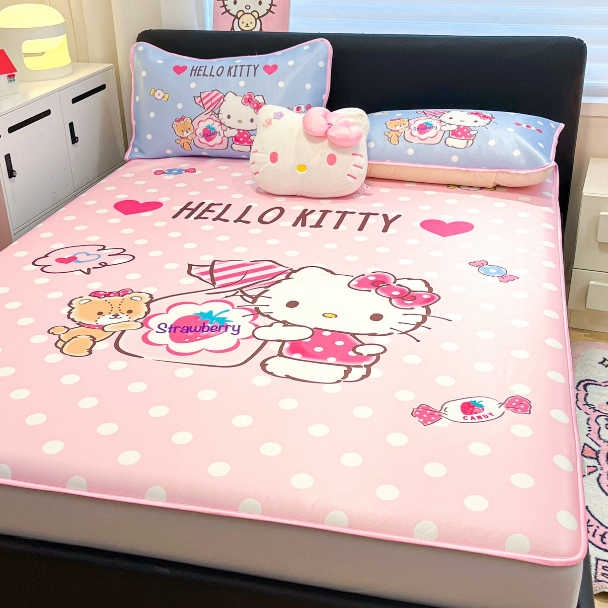 91家纺网 家纺一手货源 找家纺 暮思家居 2026新款正版授权A类大版数码印花三丽鸥1200D冰丝凉席可组合仿锦氨夏被 床笠款-草莓KT