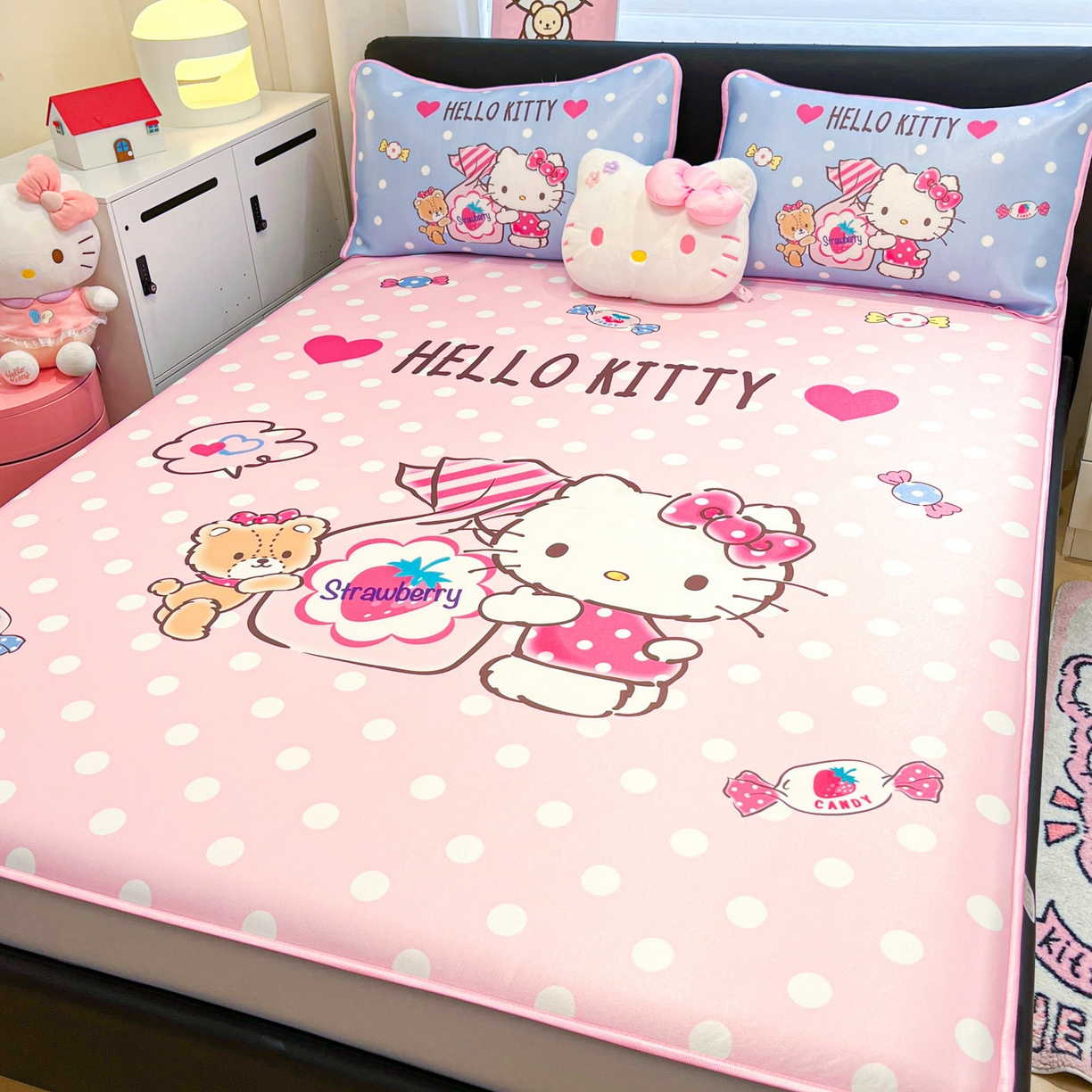 91家纺网 家纺一手货源 找家纺 暮思家居 2026新款正版授权A类大版数码印花三丽鸥1200D冰丝凉席可组合仿锦氨夏被 床笠款-草莓KT