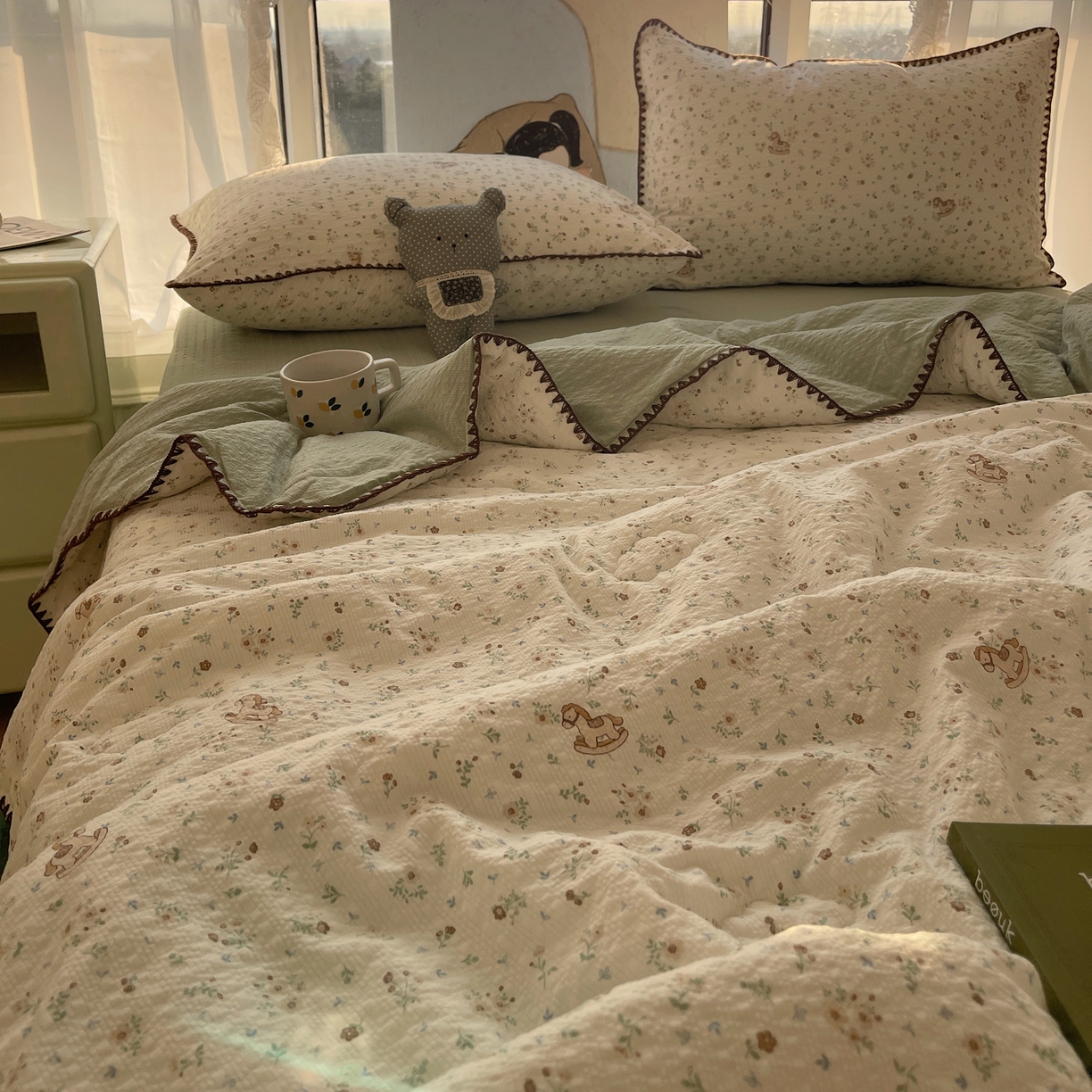 91家纺网 家纺一手货源 找家纺 贝扬思家纺 2026新款泡芙纱贝壳边夏被套件-欧包系列（今天也只做被快乐包裹的小朋友） 欧包-木马小花团