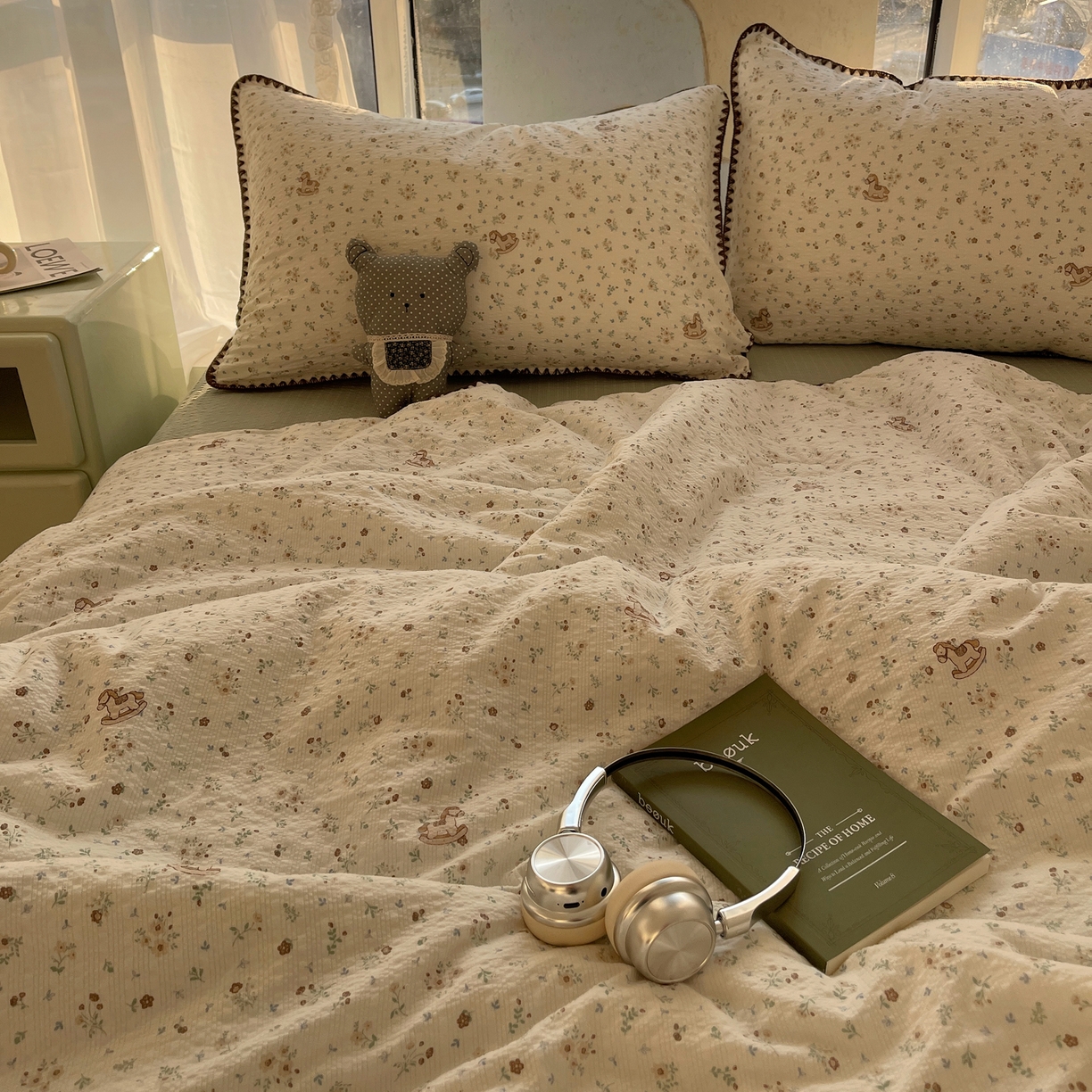 91家纺网 家纺一手货源 找家纺 贝扬思家纺 2026新款泡芙纱贝壳边夏被套件-欧包系列（今天也只做被快乐包裹的小朋友） 欧包-木马小花团