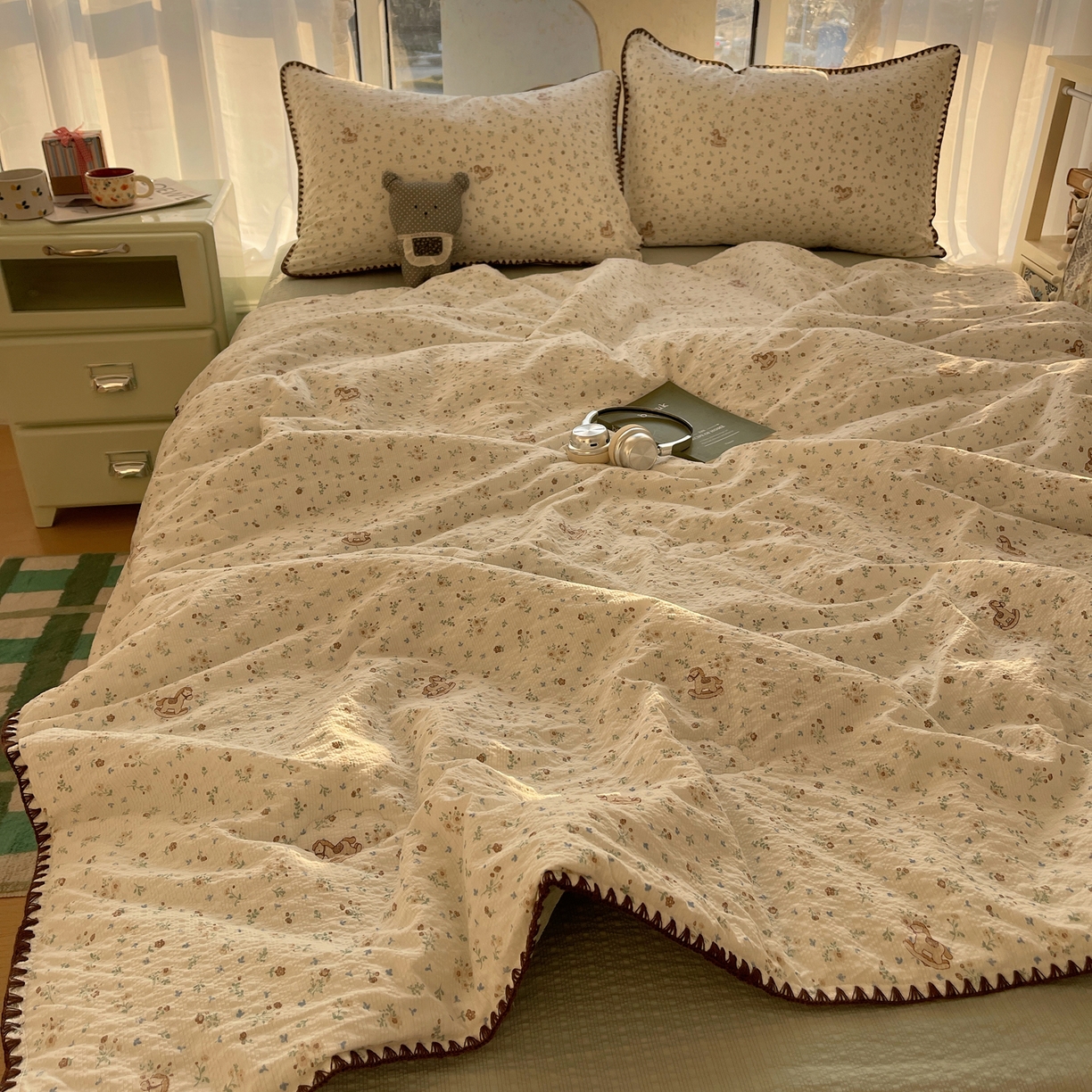 91家纺网 家纺一手货源 找家纺 贝扬思家纺 2026新款泡芙纱贝壳边夏被套件-欧包系列（今天也只做被快乐包裹的小朋友） 欧包-木马小花团