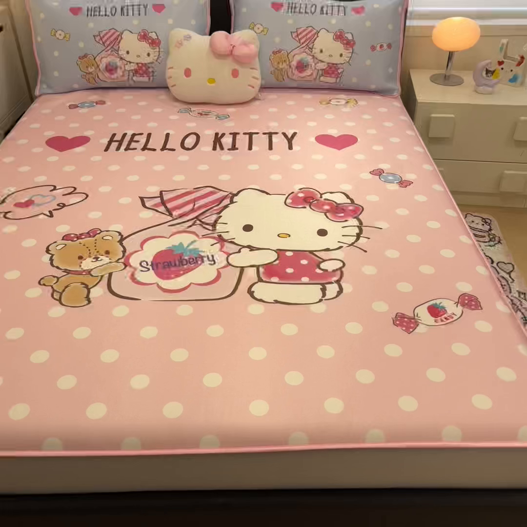 91家纺网 家纺一手货源 找家纺 暮思家居 2026新款正版授权A类大版数码印花三丽鸥1200D冰丝凉席可组合仿锦氨夏被 床笠款-草莓KT