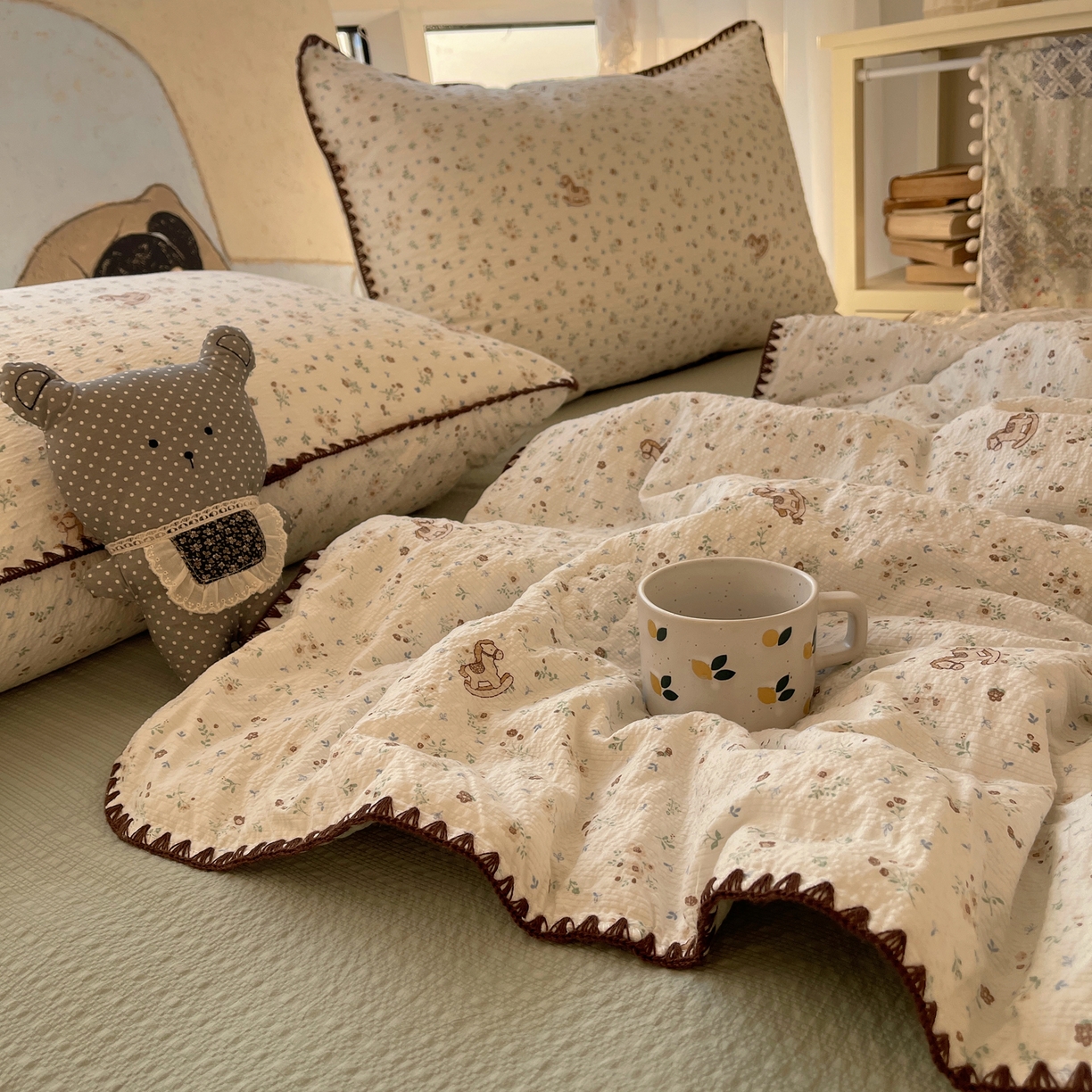 91家纺网 家纺一手货源 找家纺 贝扬思家纺 2026新款泡芙纱贝壳边夏被套件-欧包系列（今天也只做被快乐包裹的小朋友） 欧包-木马小花团