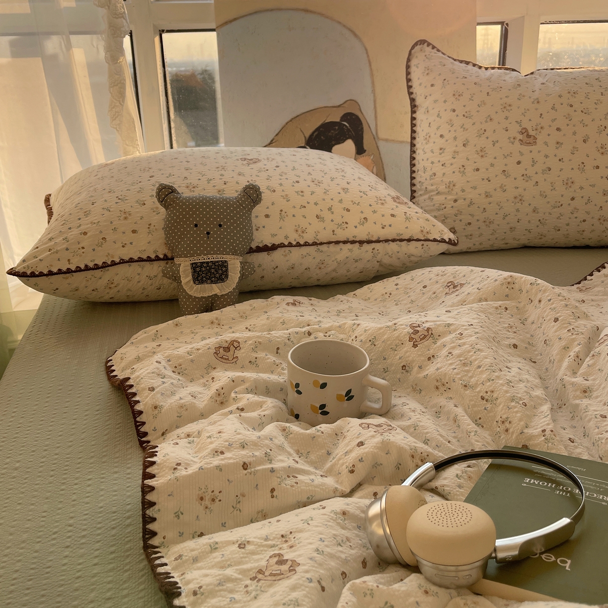 91家纺网 家纺一手货源 找家纺 贝扬思家纺 2026新款泡芙纱贝壳边夏被套件-欧包系列（今天也只做被快乐包裹的小朋友） 欧包-木马小花团