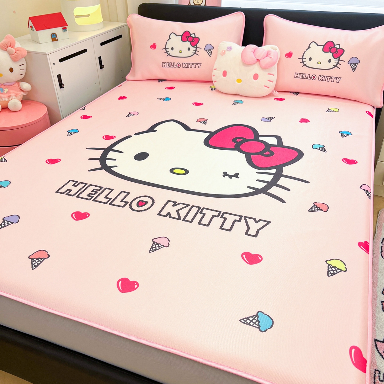 91家纺网 家纺一手货源 找家纺 暮思家居 2026新款正版授权A类大版数码印花三丽鸥1200D冰丝凉席可组合仿锦氨夏被 床笠款-甜筒KT