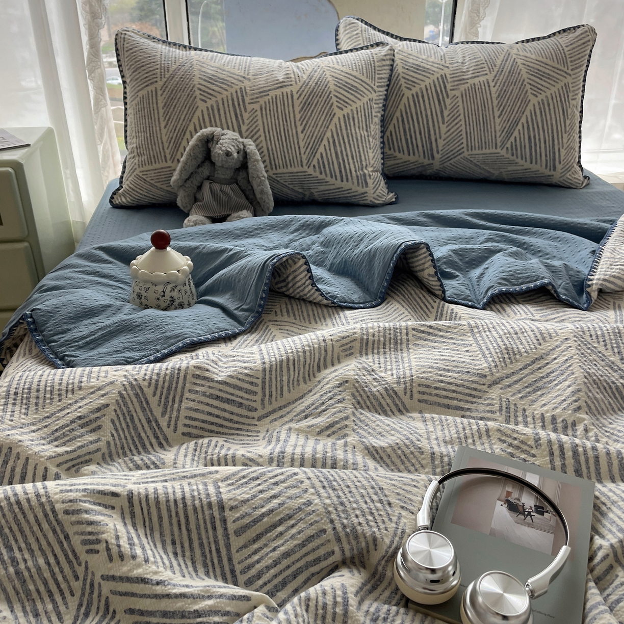 91家纺网 家纺一手货源 找家纺 贝扬思家纺 2026新款泡芙纱贝壳边夏被套件-欧包系列（今天也只做被快乐包裹的小朋友） 欧包-浅川纹