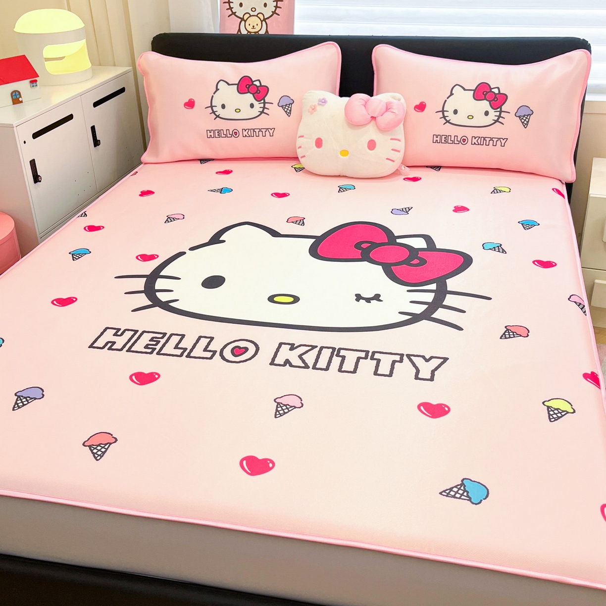 91家纺网 家纺一手货源 找家纺 暮思家居 2026新款正版授权A类大版数码印花三丽鸥1200D冰丝凉席可组合仿锦氨夏被 床笠款-甜筒KT