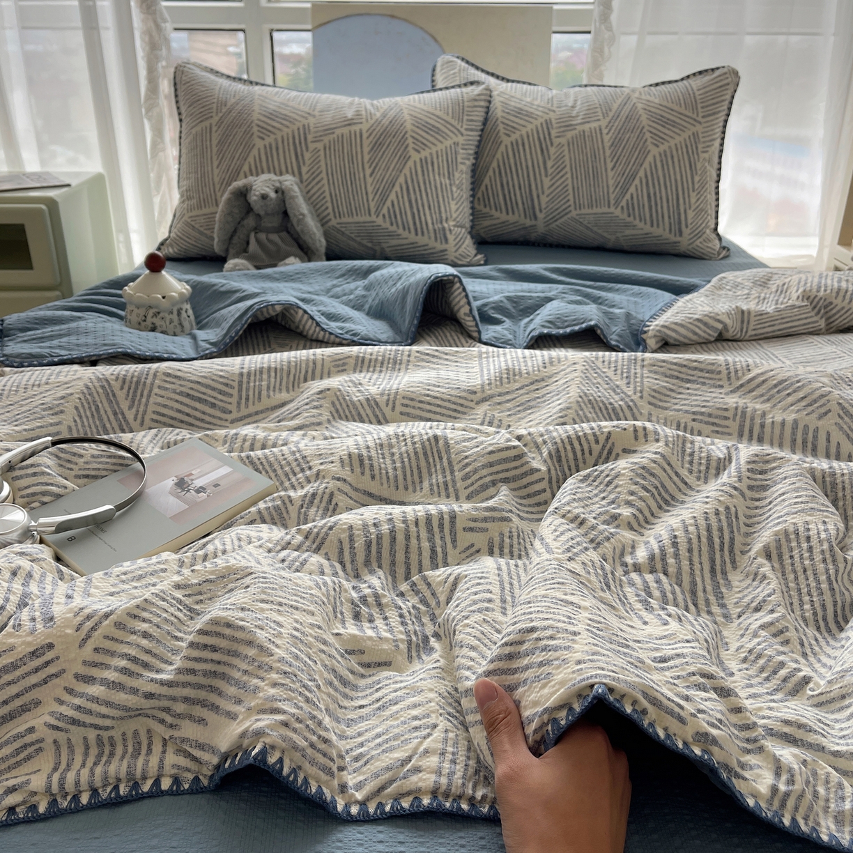 91家纺网 家纺一手货源 找家纺 贝扬思家纺 2026新款泡芙纱贝壳边夏被套件-欧包系列（今天也只做被快乐包裹的小朋友） 欧包-浅川纹