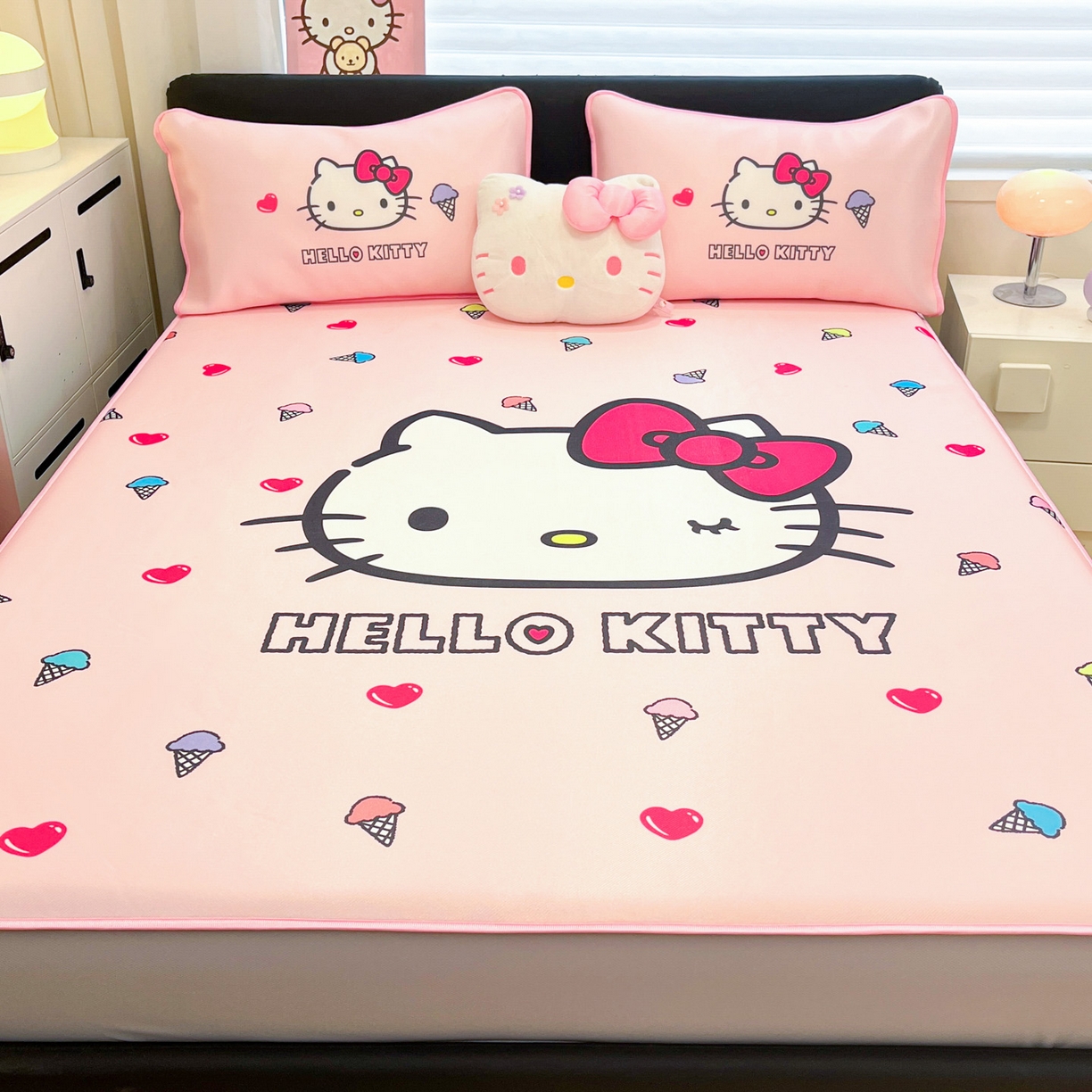 91家纺网 家纺一手货源 找家纺 暮思家居 2026新款正版授权A类大版数码印花三丽鸥1200D冰丝凉席可组合仿锦氨夏被 床笠款-甜筒KT