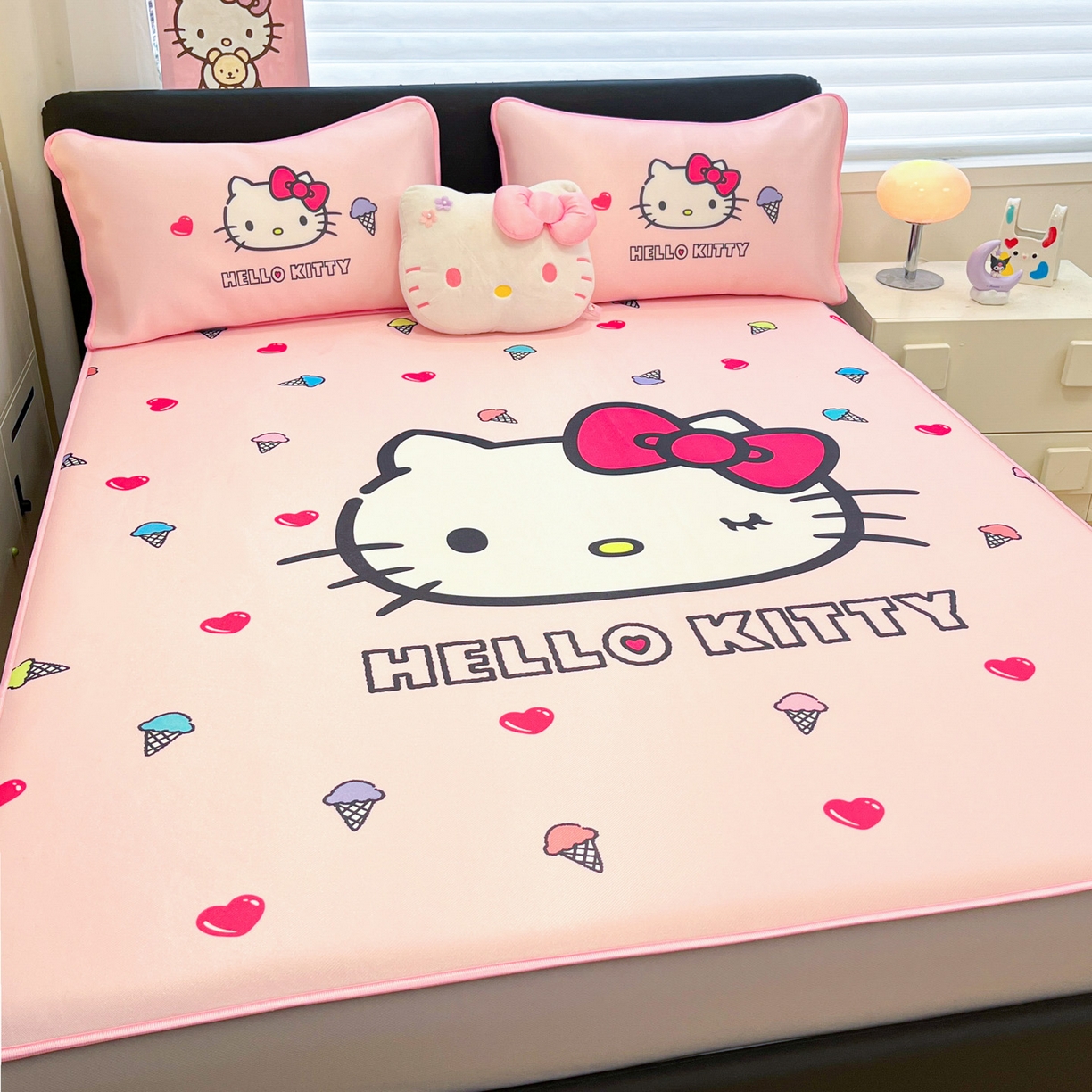 91家纺网 家纺一手货源 找家纺 暮思家居 2026新款正版授权A类大版数码印花三丽鸥1200D冰丝凉席可组合仿锦氨夏被 床笠款-甜筒KT