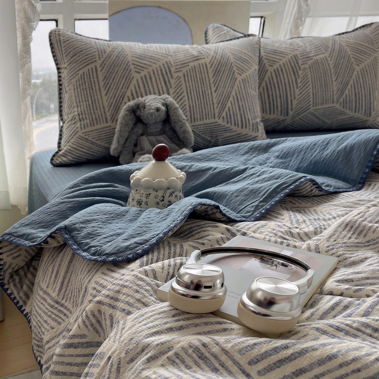 91家纺网 家纺一手货源 找家纺 贝扬思家纺 2026新款泡芙纱贝壳边夏被套件-欧包系列（今天也只做被快乐包裹的小朋友） 欧包-浅川纹