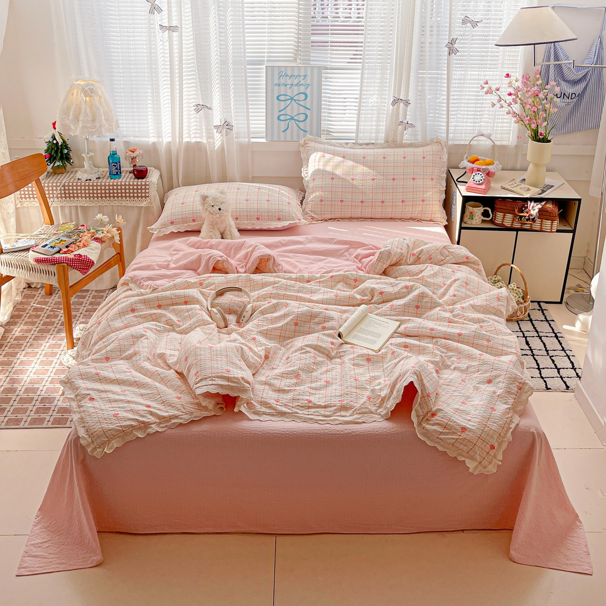 91家纺网 家纺一手货源 找家纺 优承佳生活馆 2026新款超柔高克重泡芙纱蝴蝶结全棉花边夏被套件单夏被 爱心条格