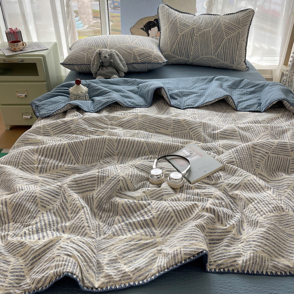 91家纺网 家纺一手货源 找家纺 贝扬思家纺 2026新款泡芙纱贝壳边夏被套件-欧包系列（今天也只做被快乐包裹的小朋友） 欧包-浅川纹