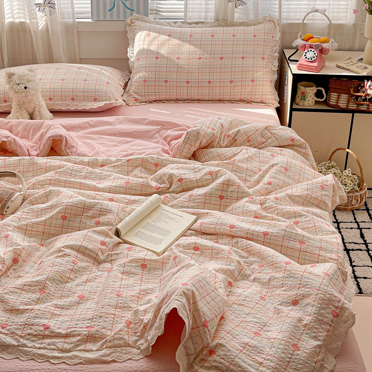 91家纺网 家纺一手货源 找家纺 优承佳生活馆 2026新款超柔高克重泡芙纱蝴蝶结全棉花边夏被套件单夏被 爱心条格