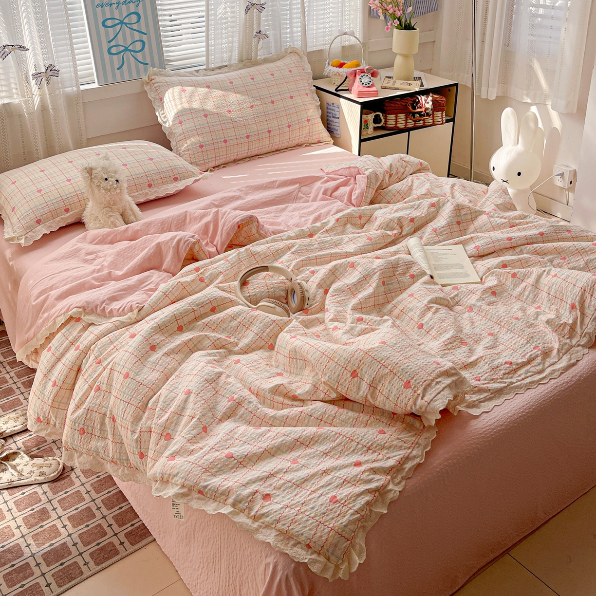 91家纺网 家纺一手货源 找家纺 优承佳生活馆 2026新款超柔高克重泡芙纱蝴蝶结全棉花边夏被套件单夏被 爱心条格