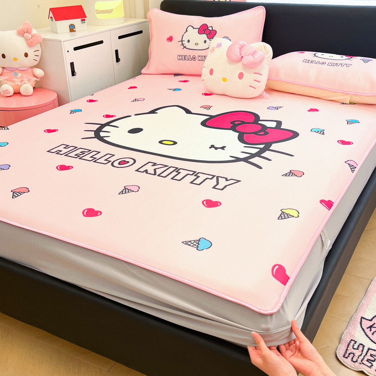 91家纺网 家纺一手货源 找家纺 暮思家居 2026新款正版授权A类大版数码印花三丽鸥1200D冰丝凉席可组合仿锦氨夏被 床笠款-甜筒KT