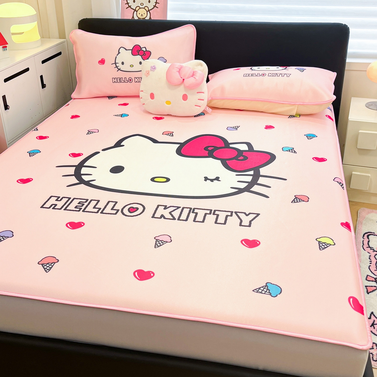 91家纺网 家纺一手货源 找家纺 暮思家居 2026新款正版授权A类大版数码印花三丽鸥1200D冰丝凉席可组合仿锦氨夏被 床笠款-甜筒KT