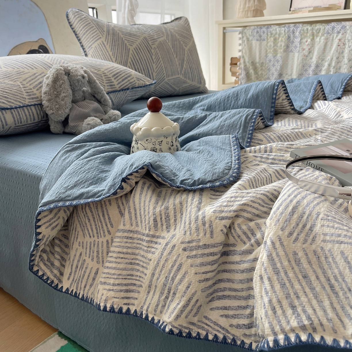 91家纺网 家纺一手货源 找家纺 贝扬思家纺 2026新款泡芙纱贝壳边夏被套件-欧包系列（今天也只做被快乐包裹的小朋友） 欧包-浅川纹