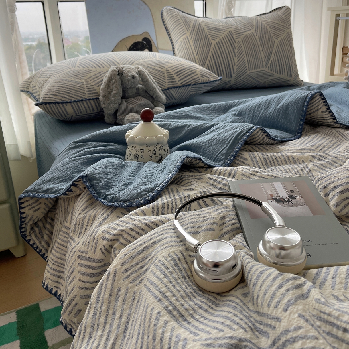 91家纺网 家纺一手货源 找家纺 贝扬思家纺 2026新款泡芙纱贝壳边夏被套件-欧包系列（今天也只做被快乐包裹的小朋友） 欧包-浅川纹