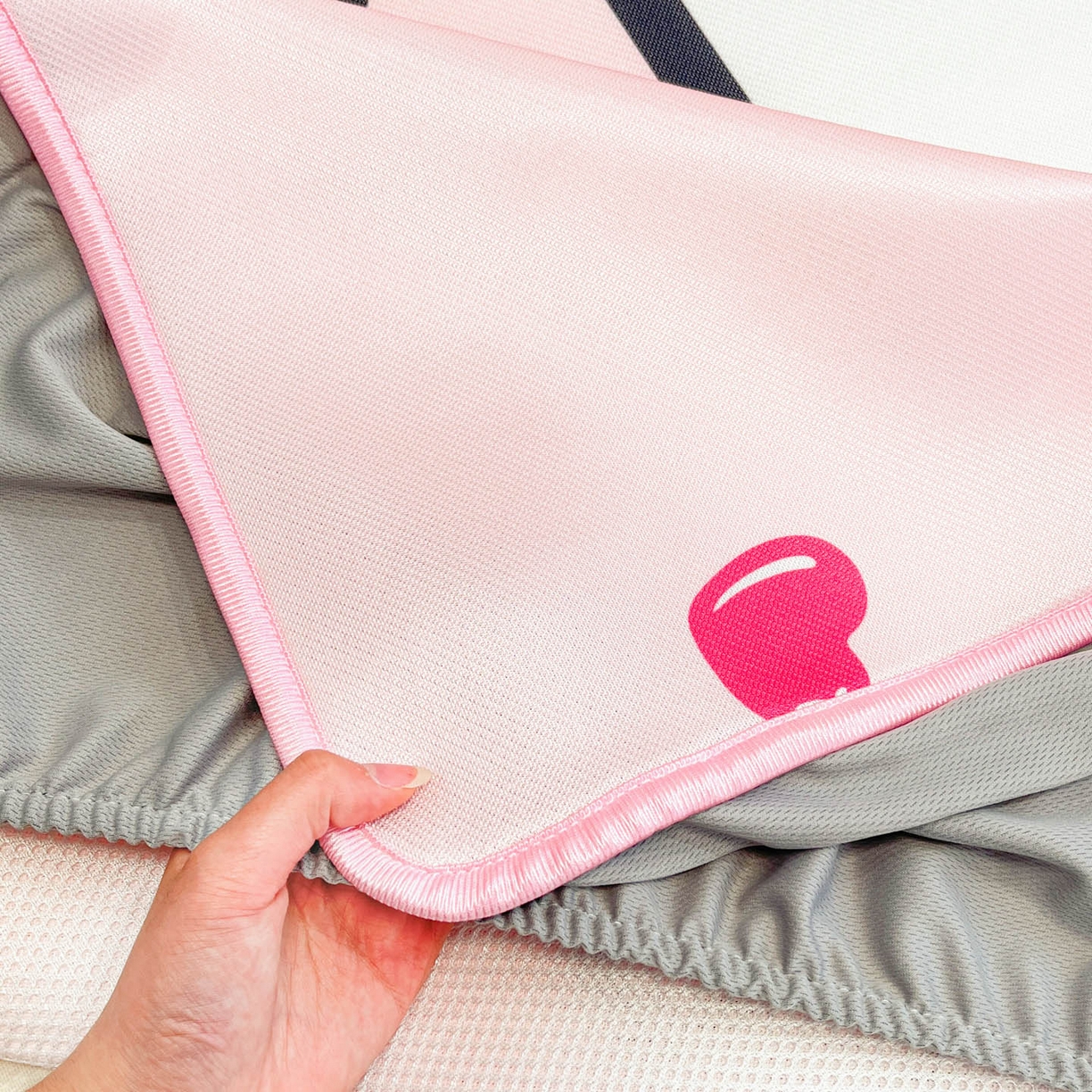 91家纺网 家纺一手货源 找家纺 暮思家居 2026新款正版授权A类大版数码印花三丽鸥1200D冰丝凉席可组合仿锦氨夏被 床笠款-甜筒KT