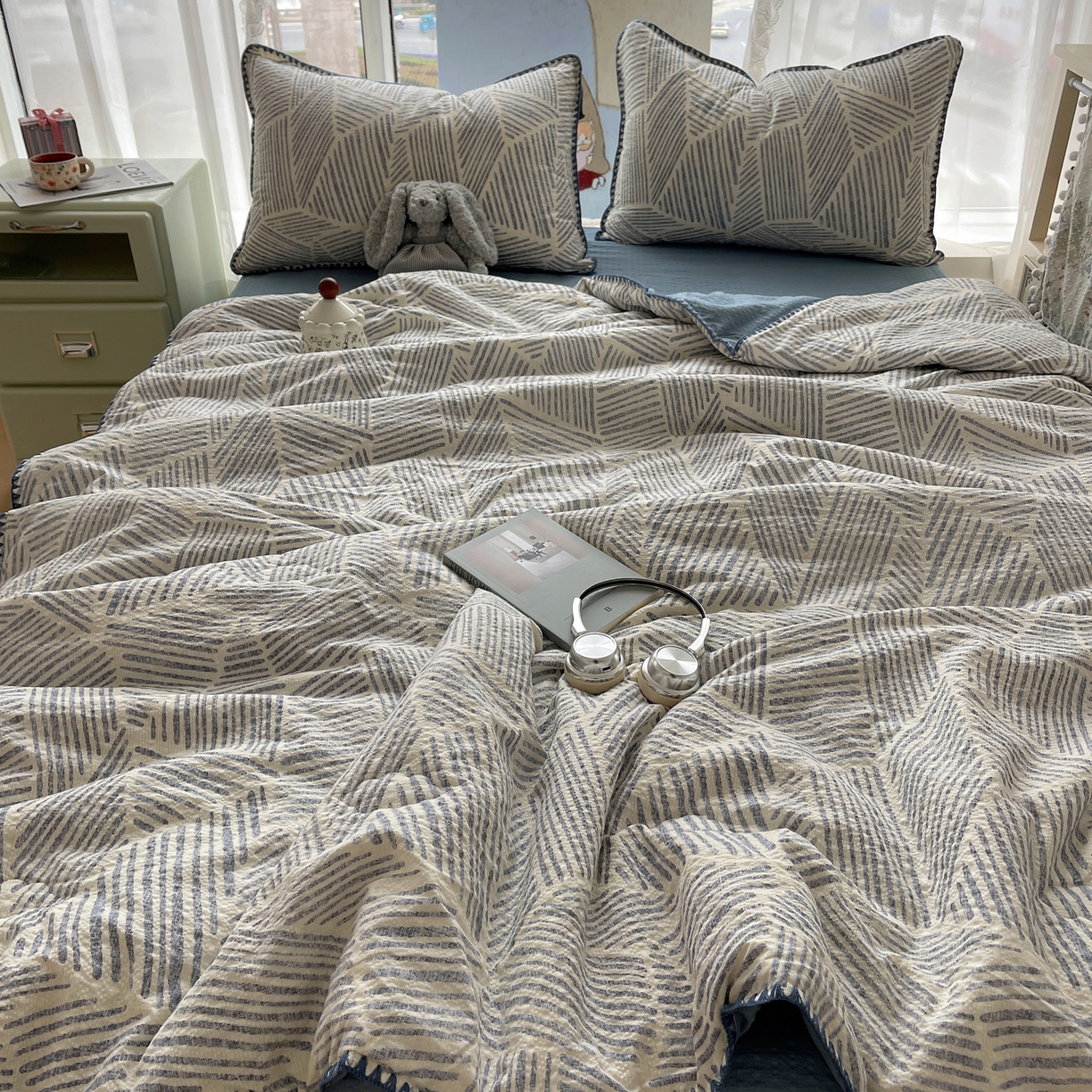 91家纺网 家纺一手货源 找家纺 贝扬思家纺 2026新款泡芙纱贝壳边夏被套件-欧包系列（今天也只做被快乐包裹的小朋友） 欧包-浅川纹