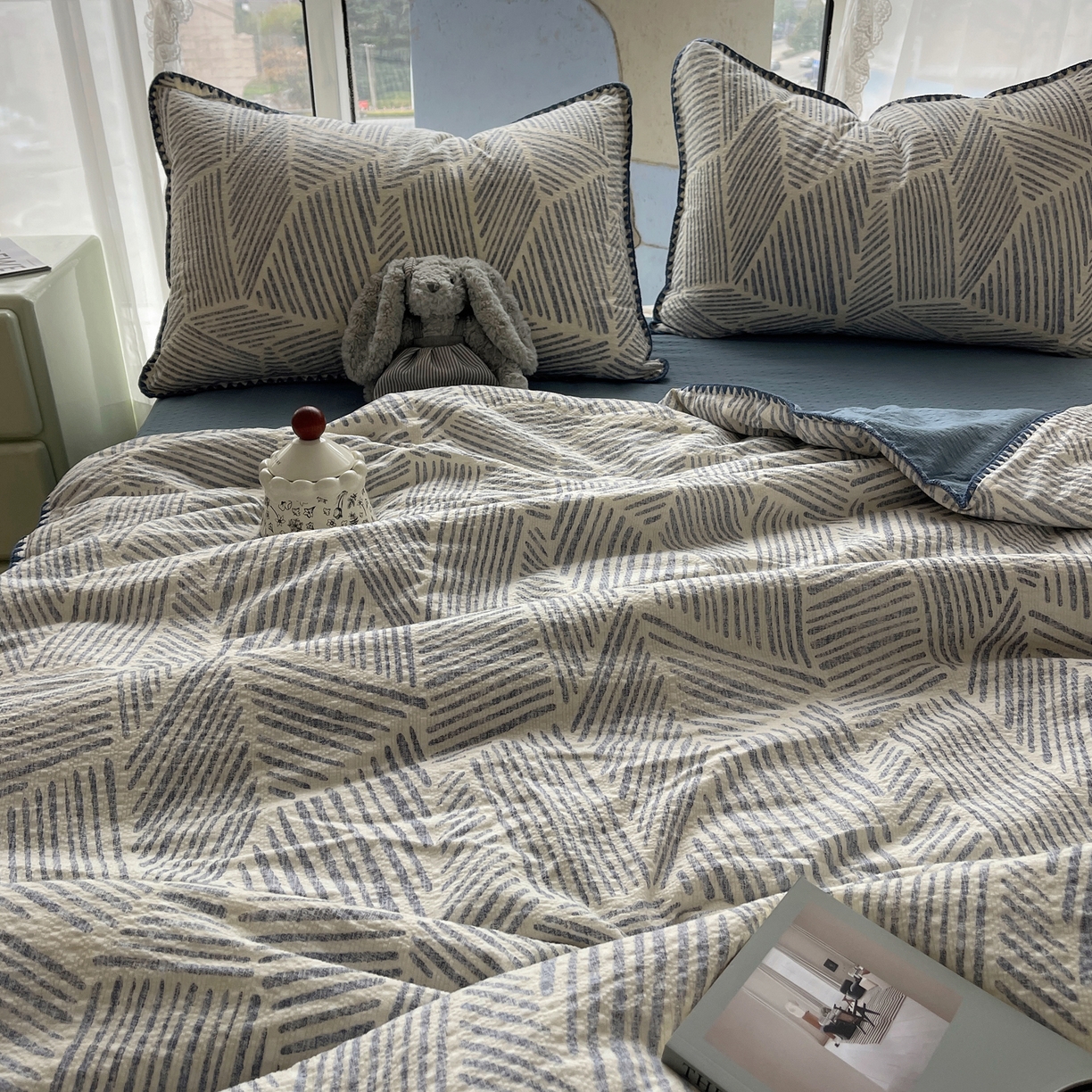 91家纺网 家纺一手货源 找家纺 贝扬思家纺 2026新款泡芙纱贝壳边夏被套件-欧包系列（今天也只做被快乐包裹的小朋友） 欧包-浅川纹