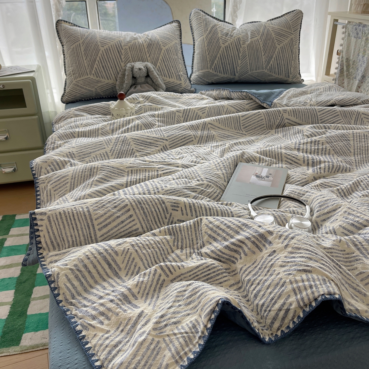 91家纺网 家纺一手货源 找家纺 贝扬思家纺 2026新款泡芙纱贝壳边夏被套件-欧包系列（今天也只做被快乐包裹的小朋友） 欧包-浅川纹