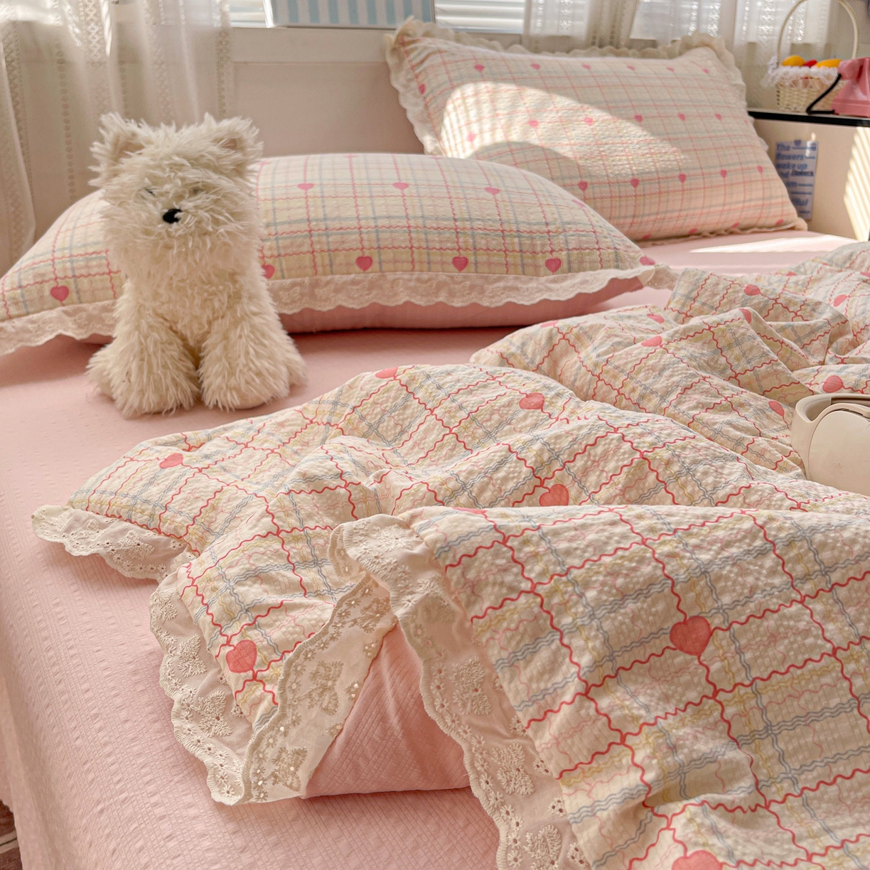 91家纺网 家纺一手货源 找家纺 优承佳生活馆 2026新款超柔高克重泡芙纱蝴蝶结全棉花边夏被套件单夏被 爱心条格