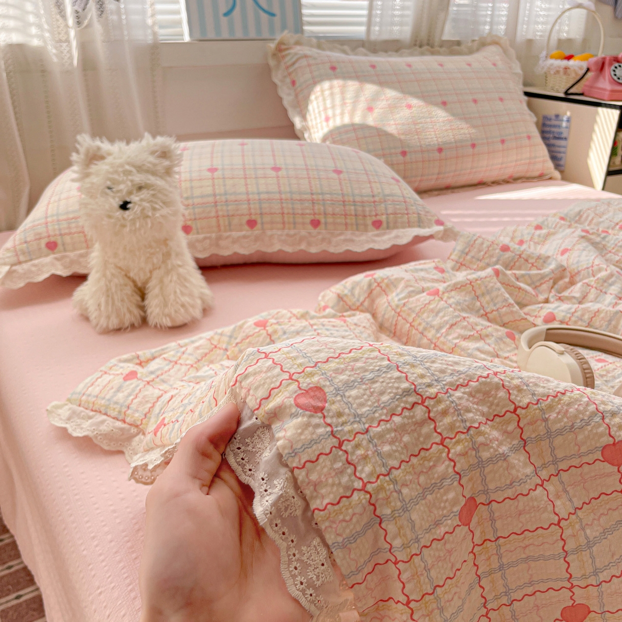 91家纺网 家纺一手货源 找家纺 优承佳生活馆 2026新款超柔高克重泡芙纱蝴蝶结全棉花边夏被套件单夏被 爱心条格