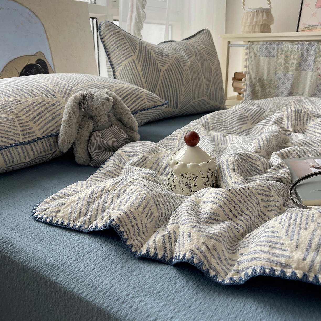 91家纺网 家纺一手货源 找家纺 贝扬思家纺 2026新款泡芙纱贝壳边夏被套件-欧包系列（今天也只做被快乐包裹的小朋友） 欧包-浅川纹