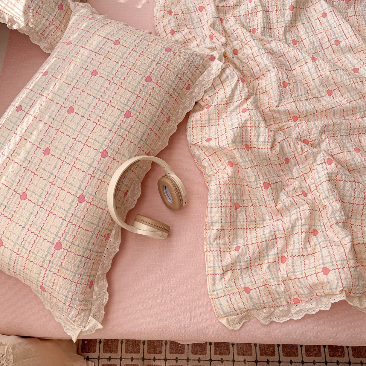 91家纺网 家纺一手货源 找家纺 优承佳生活馆 2026新款超柔高克重泡芙纱蝴蝶结全棉花边夏被套件单夏被 爱心条格