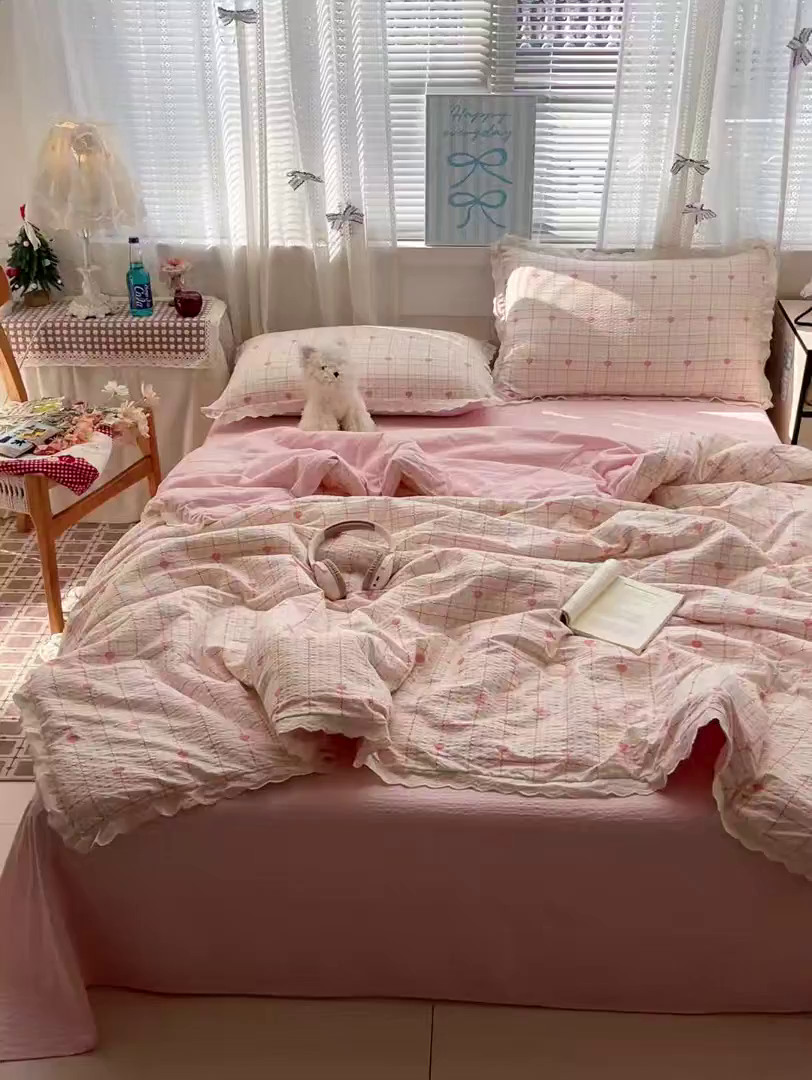 91家纺网 家纺一手货源 找家纺 优承佳生活馆 2026新款超柔高克重泡芙纱蝴蝶结全棉花边夏被套件单夏被 爱心条格