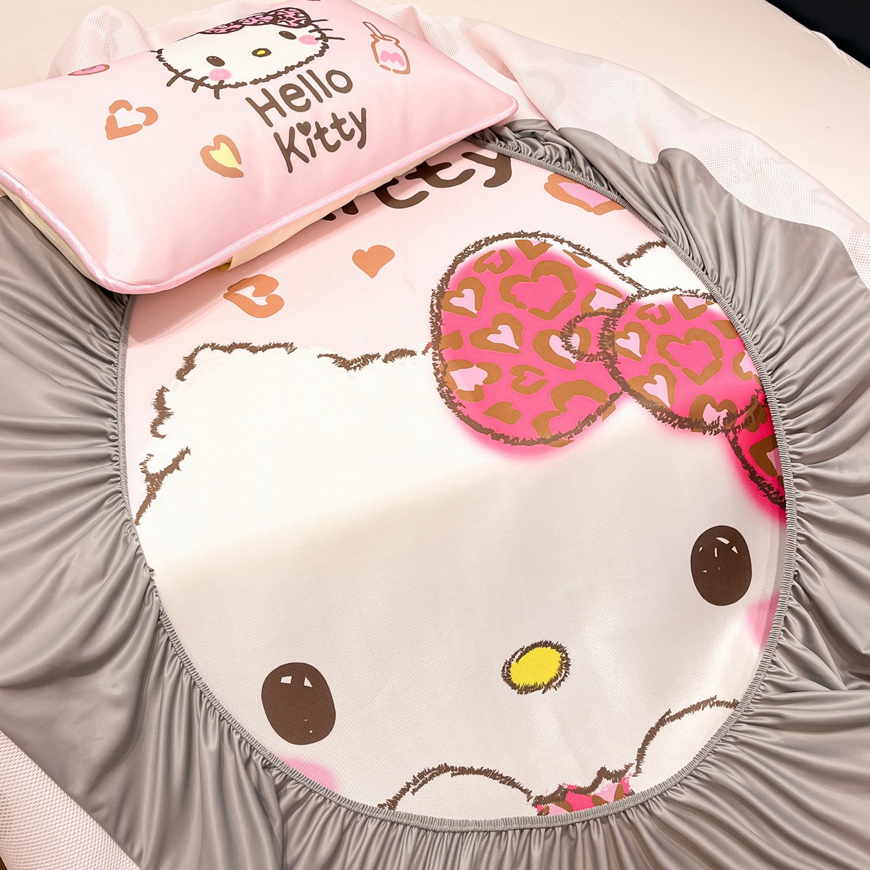 91家纺网 家纺一手货源 找家纺 暮思家居 2026新款正版授权A类大版数码印花三丽鸥1200D冰丝凉席可组合仿锦氨夏被 床笠款-豹纹KT猫