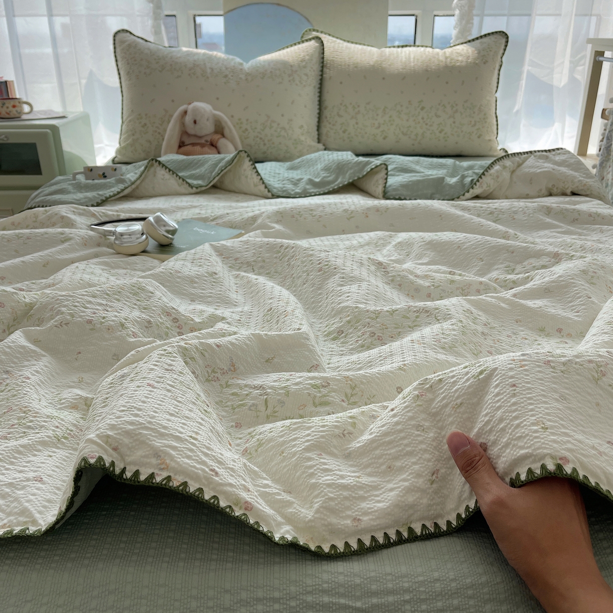 91家纺网 家纺一手货源 找家纺 贝扬思家纺 2026新款泡芙纱贝壳边夏被套件-欧包系列（今天也只做被快乐包裹的小朋友） 欧包-浅夏花信