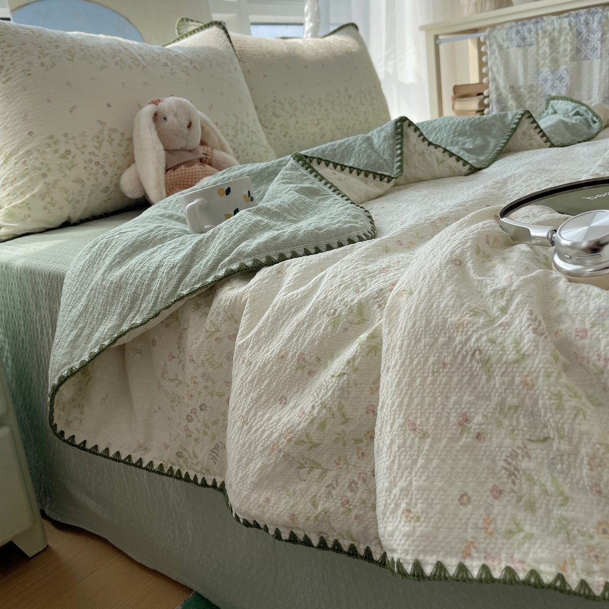 91家纺网 家纺一手货源 找家纺 贝扬思家纺 2026新款泡芙纱贝壳边夏被套件-欧包系列（今天也只做被快乐包裹的小朋友） 欧包-浅夏花信