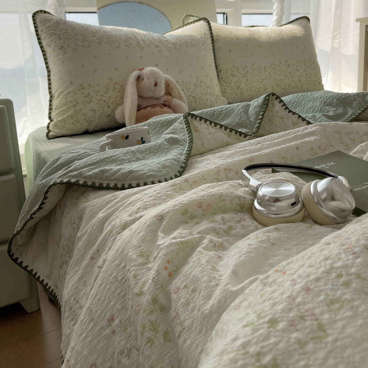 91家纺网 家纺一手货源 找家纺 贝扬思家纺 2026新款泡芙纱贝壳边夏被套件-欧包系列（今天也只做被快乐包裹的小朋友） 欧包-浅夏花信