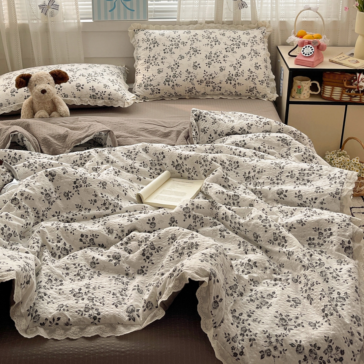 91家纺网 家纺一手货源 找家纺 优承佳生活馆 2026新款超柔高克重泡芙纱蝴蝶结全棉花边夏被套件单夏被 暗香疏影