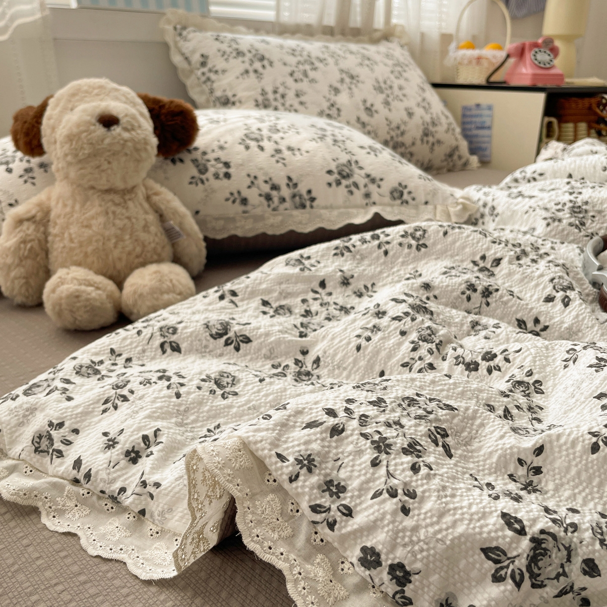 91家纺网 家纺一手货源 找家纺 优承佳生活馆 2026新款超柔高克重泡芙纱蝴蝶结全棉花边夏被套件单夏被 暗香疏影