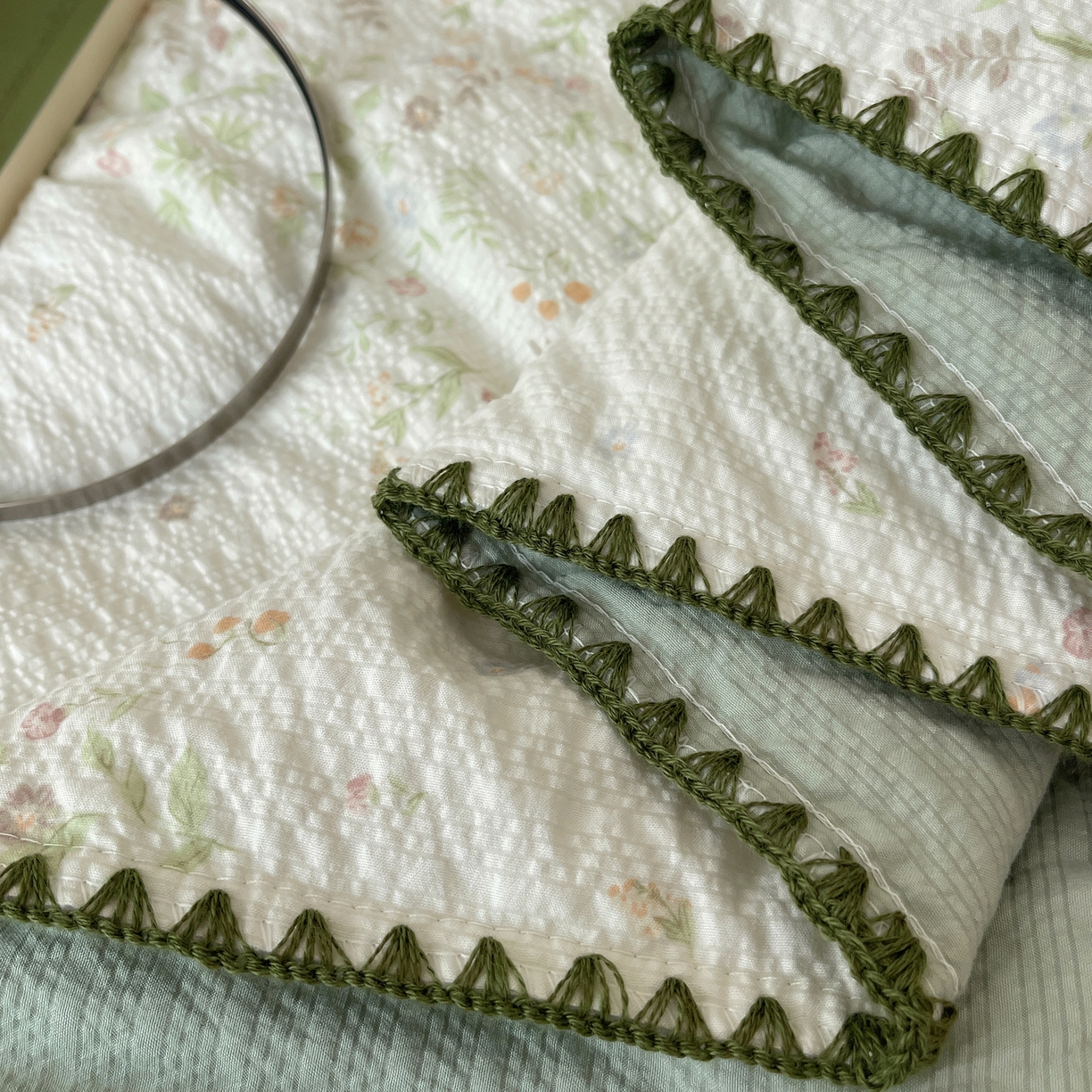 91家纺网 家纺一手货源 找家纺 贝扬思家纺 2026新款泡芙纱贝壳边夏被套件-欧包系列（今天也只做被快乐包裹的小朋友） 欧包-浅夏花信