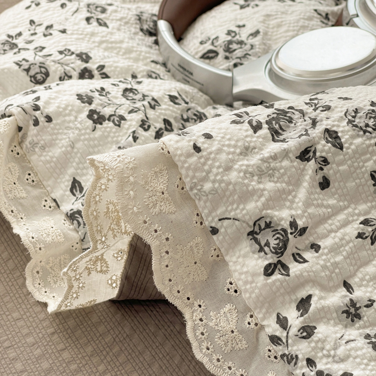 91家纺网 家纺一手货源 找家纺 优承佳生活馆 2026新款超柔高克重泡芙纱蝴蝶结全棉花边夏被套件单夏被 暗香疏影