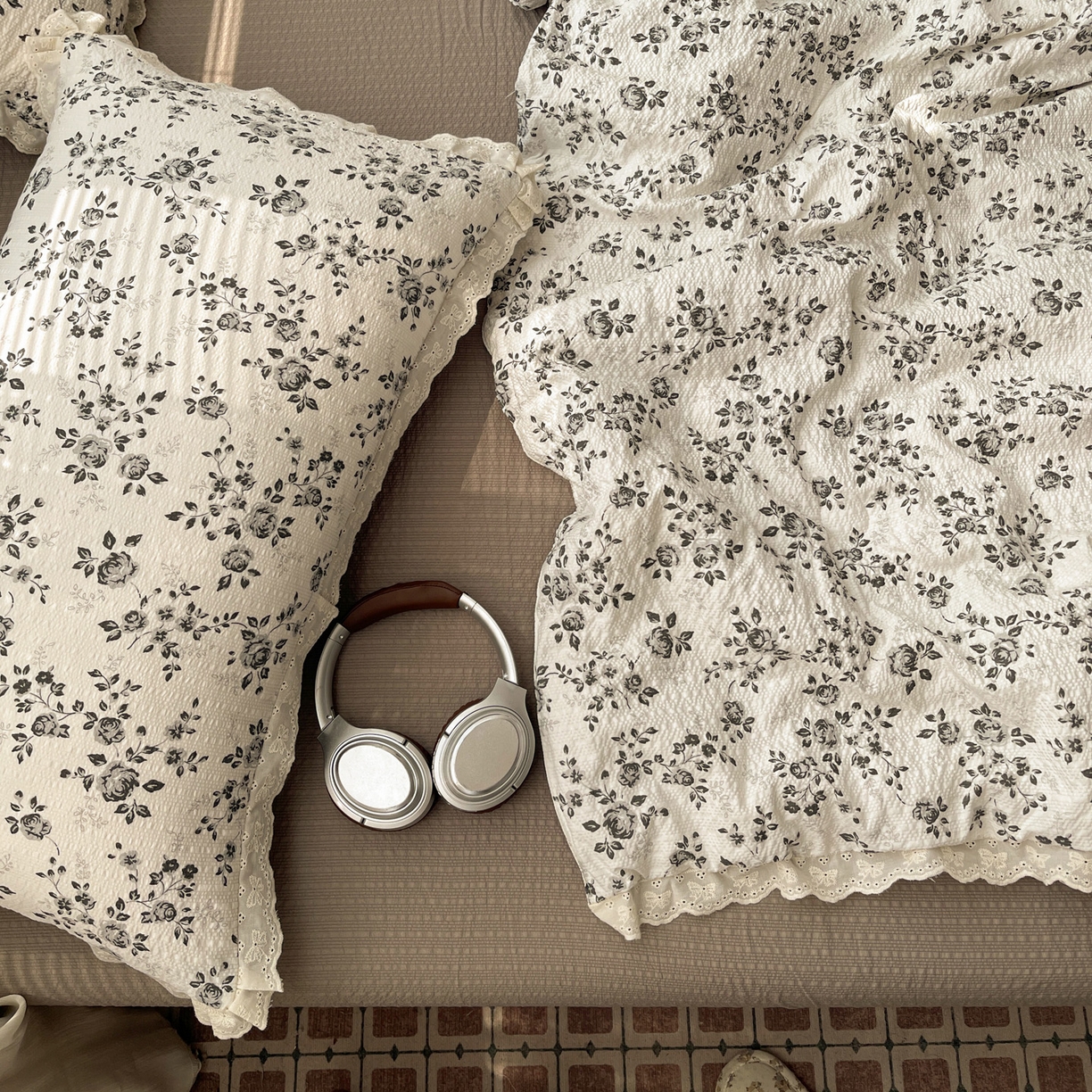 91家纺网 家纺一手货源 找家纺 优承佳生活馆 2026新款超柔高克重泡芙纱蝴蝶结全棉花边夏被套件单夏被 暗香疏影