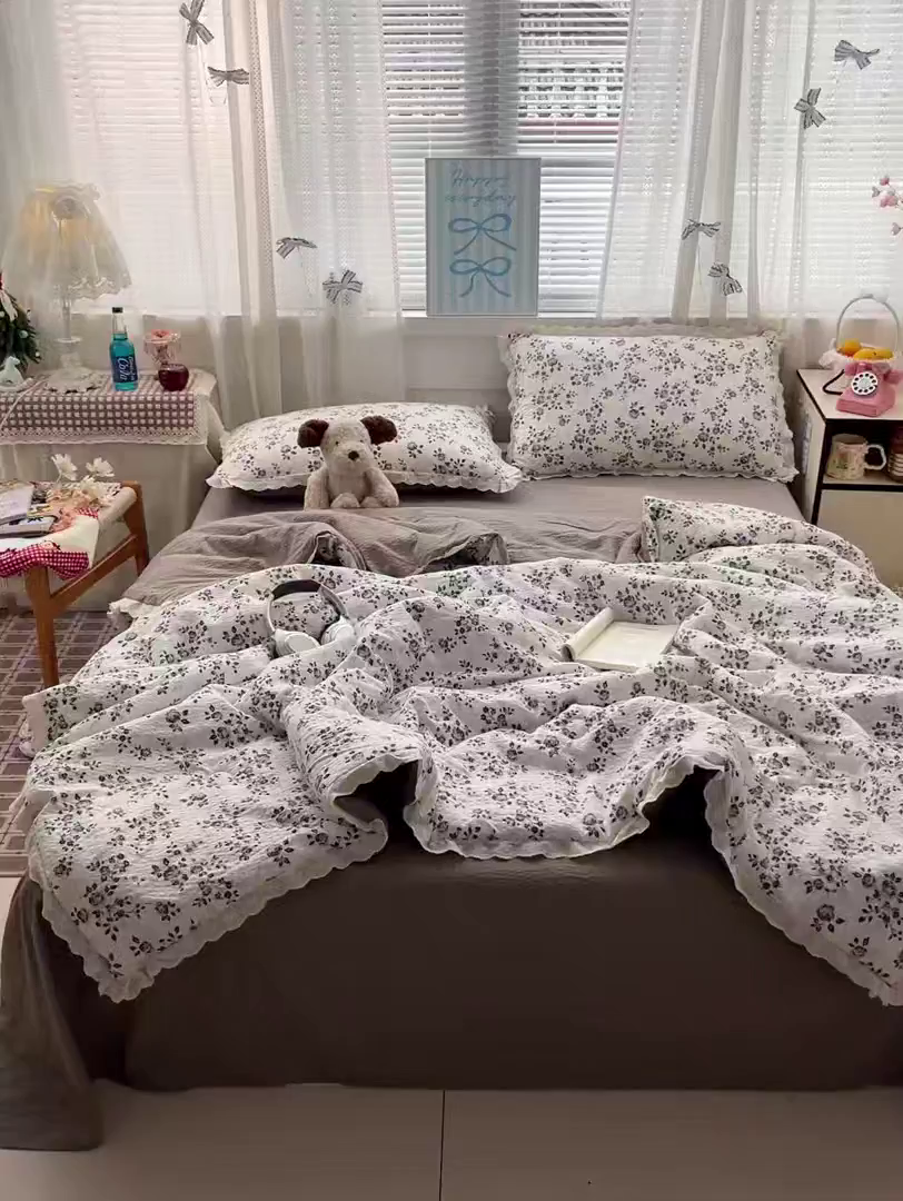 91家纺网 家纺一手货源 找家纺 优承佳生活馆 2026新款超柔高克重泡芙纱蝴蝶结全棉花边夏被套件单夏被 暗香疏影